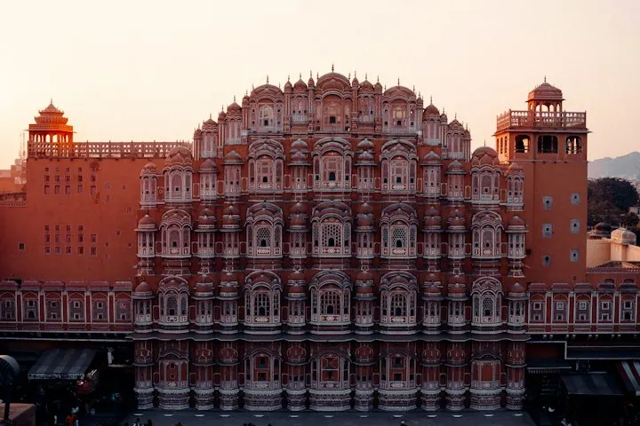 Brown concrete building during daytime: Jaipur holiday packages by OYG Holidays
